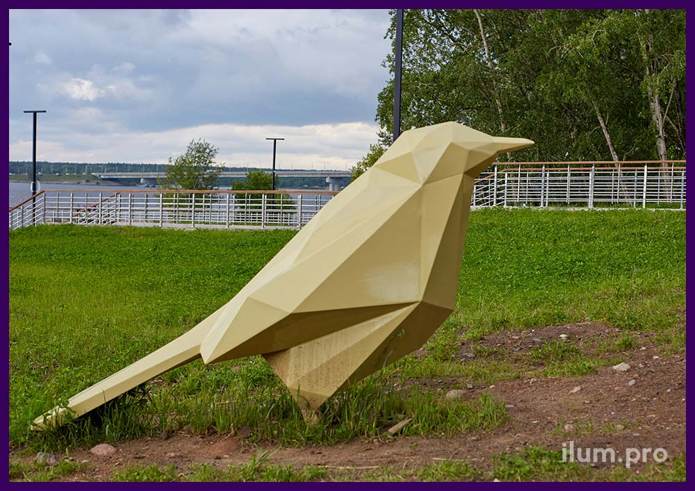 Полигональный арт-объект в форме птицы из крашеного металла в Череповце