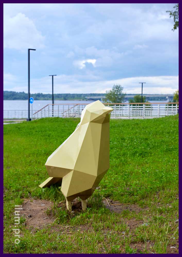 Металлические полигональные фигуры птиц на набережной Череповца