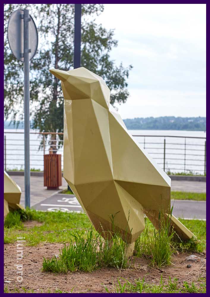 Птица из металла полигональная - скульптура длиной 1,5 метра