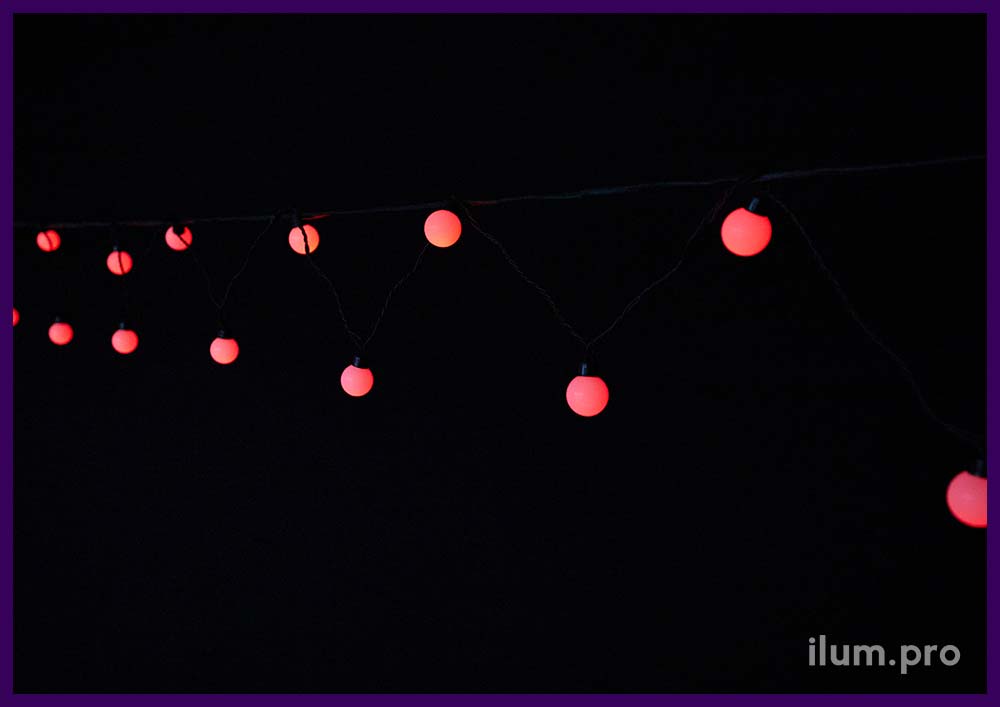 Уличная иллюминация красного цвета свечения с крупными лампочками диаметром 4 см