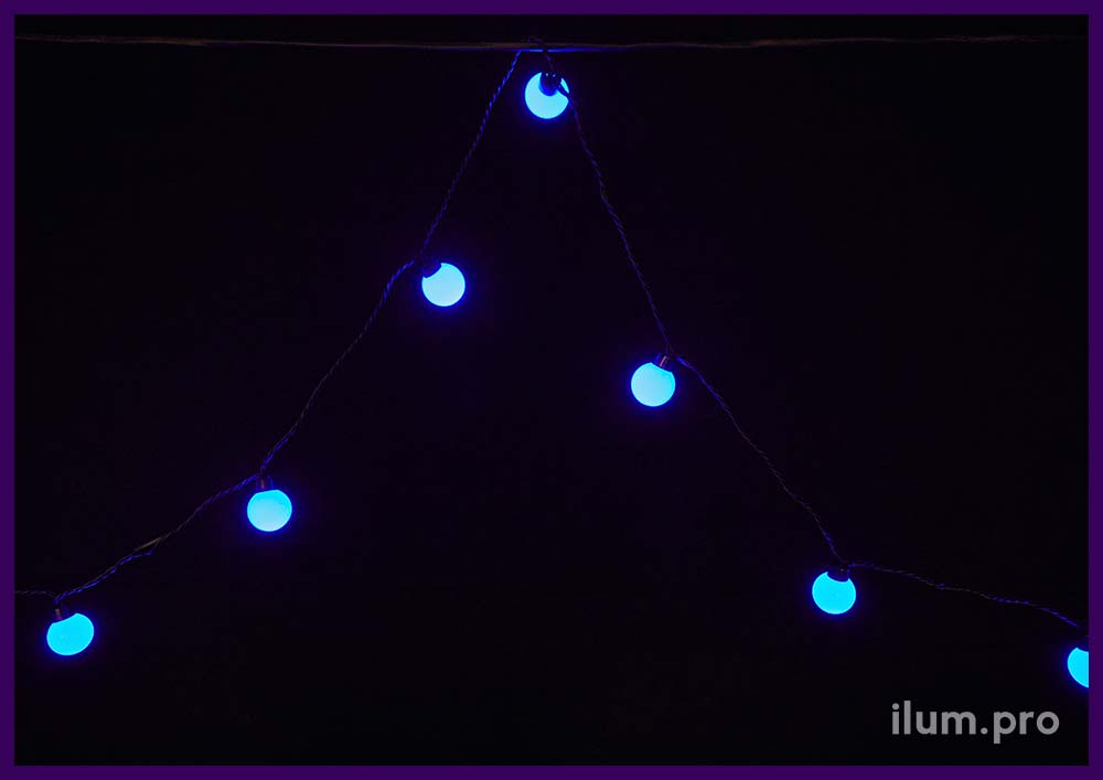 Гирлянда с крупными лампочками синего цвета на чёрном кабеле из резины