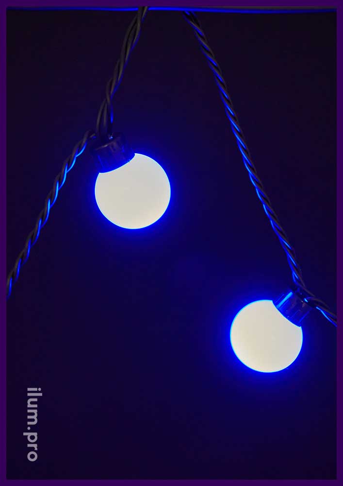 Уличная гирлянда с крупными, синими лампочками диаметром 4 см