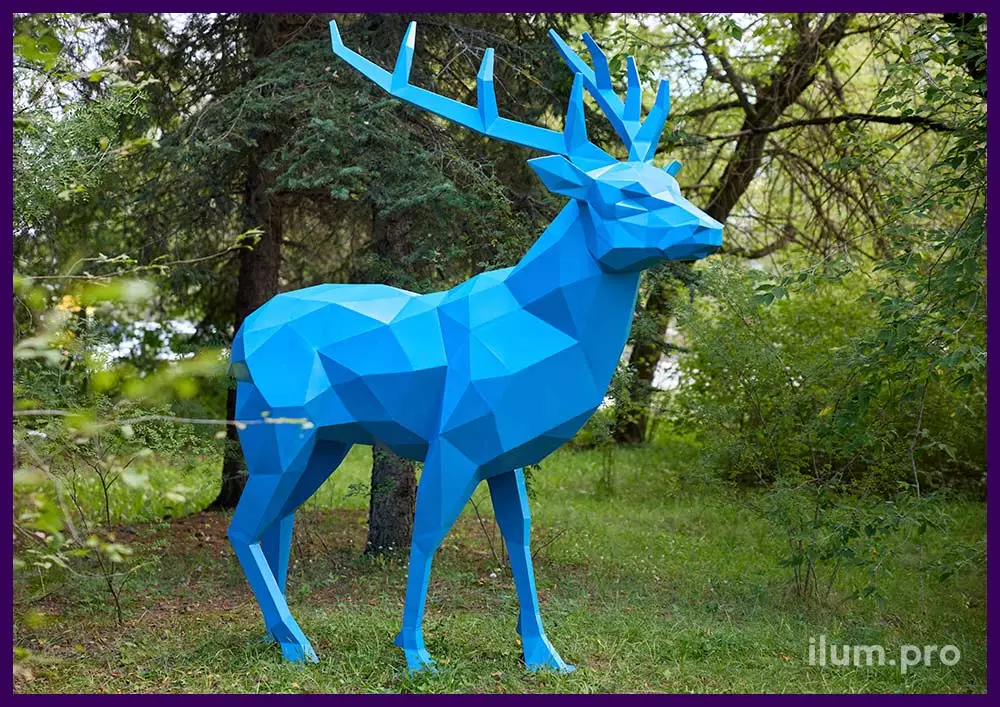Скульптура голубого оленя из крашеного металла в полигональном стиле