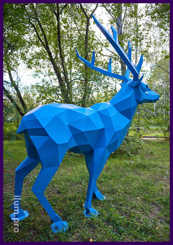 Полигональная статуя в форме оленя из металла голубого цвета