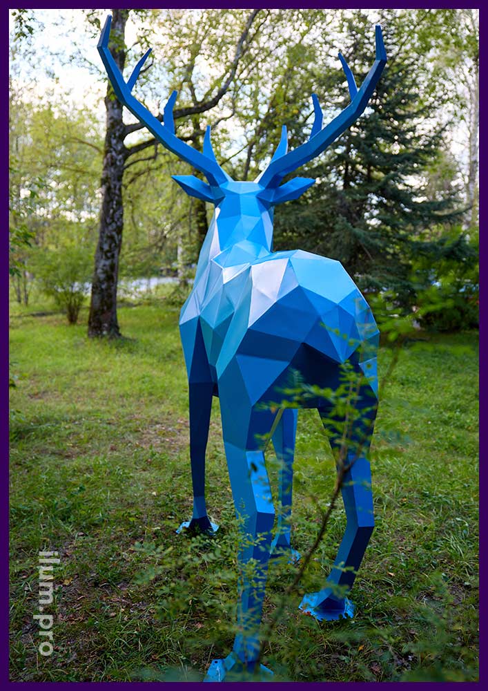 Скульптура полигональная в форме оленя для украшения ландшафта