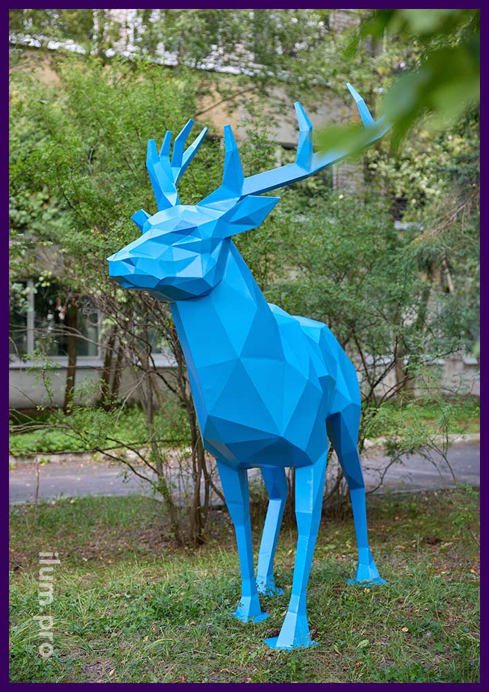 Голубой олень из металла - статуя высотой 2,5 метра в полигональном стиле