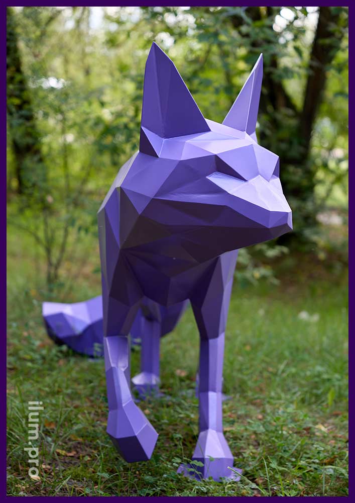 Садово-парковая скульптура лисы сиреневого цвета с полигональным каркасом