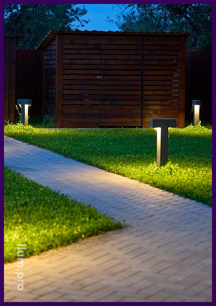 Светильники в форме буквы Т для украшения территории загородного дома