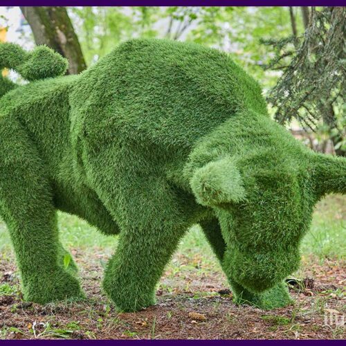 Скульптура топиари в виде быка из искусственной травы