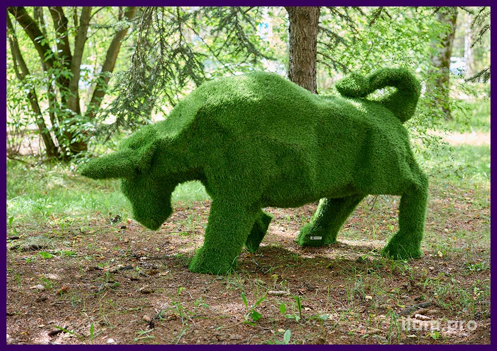 Благоустройство парка скульптурой в форме быка из искусственной травы