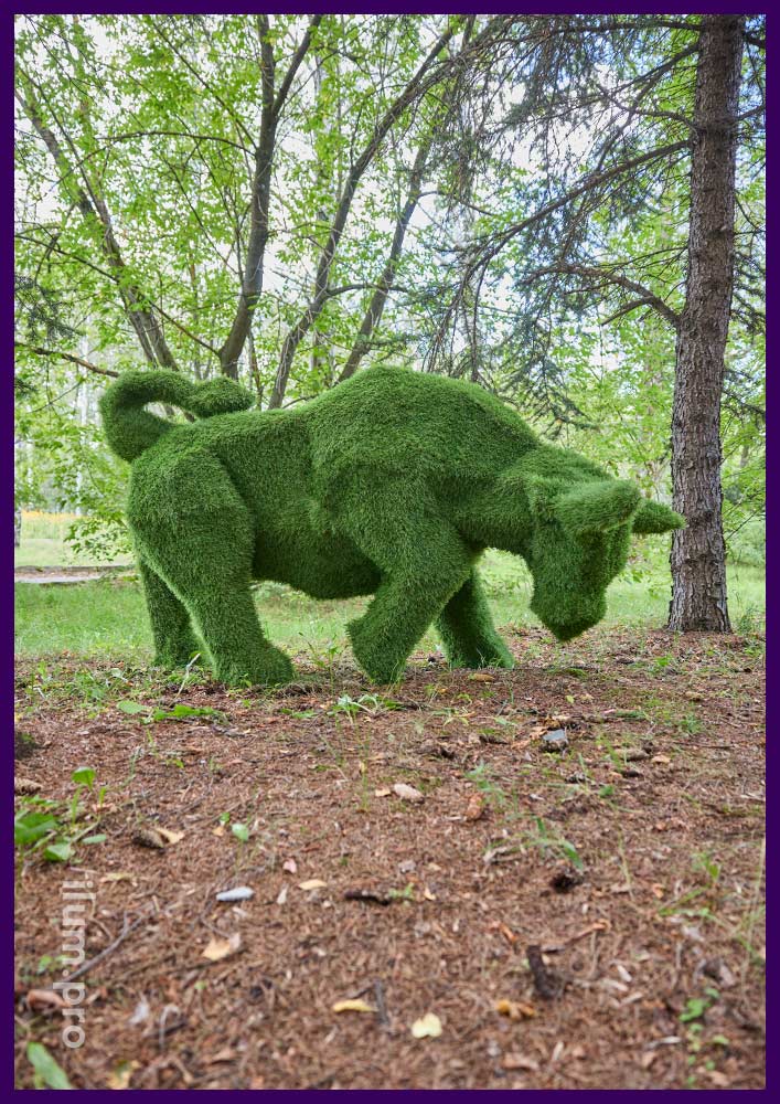 Зелёный бык из искусственной травы и алюминиевого каркаса