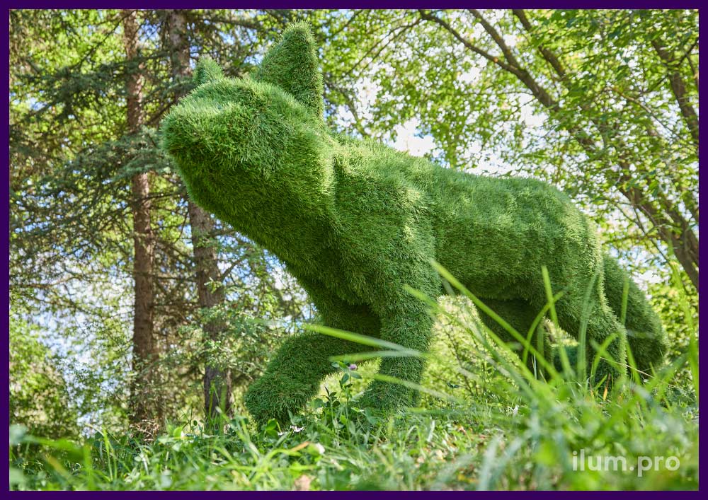 Зелёная лиса из искусственной травы для украшения парков и скверов