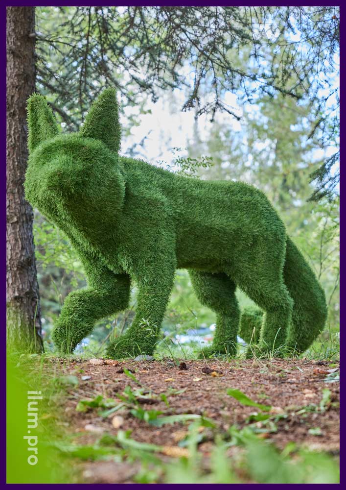 Зелёная, ландшафтная скульптура лисы из алюминиевого профиля и искусственной травы
