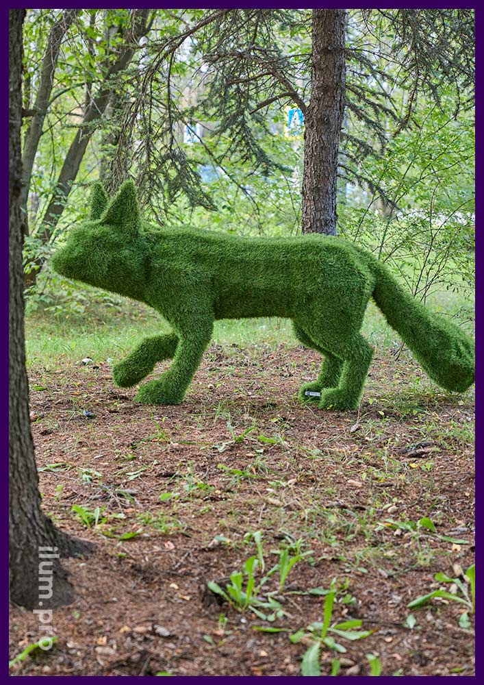 Ландшафтные скульптуры топиари в форме лис зелёного цвета