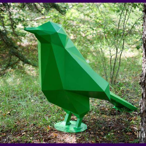 Ландшафтные скульптуры в полигональном стиле в форме зелёных птиц