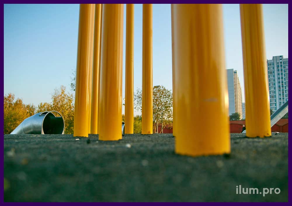 Жёлтые трубы на игровой площадке в парке Москвы