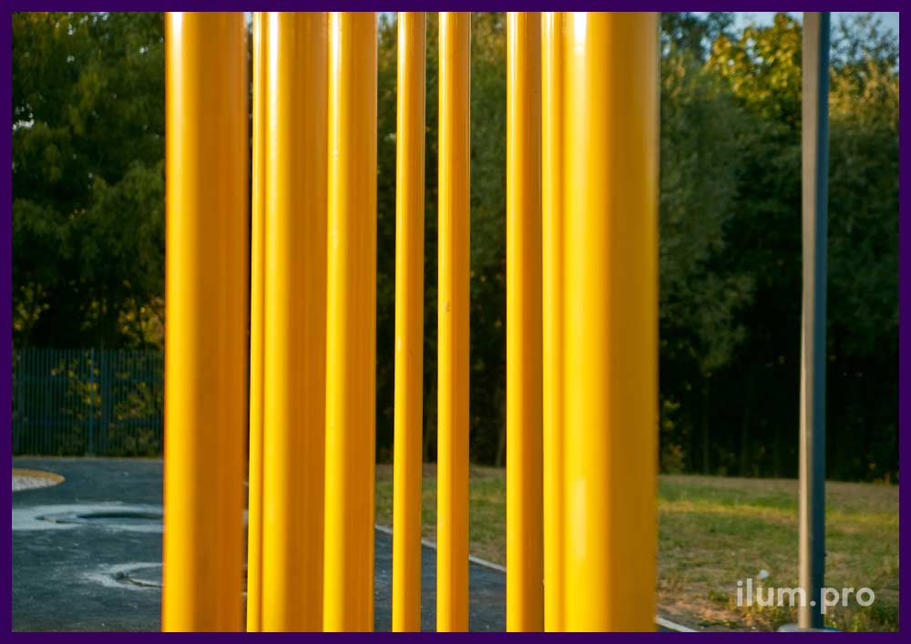 Жёлтые, стальные трубы - часть арт-объекта Канитель в парке, на Юго-Востоке Москвы
