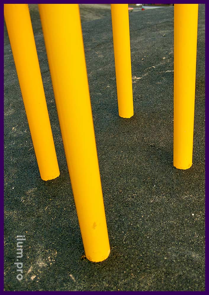 Металлические трубы жёлтого цвета - основа арт-объекта Канитель