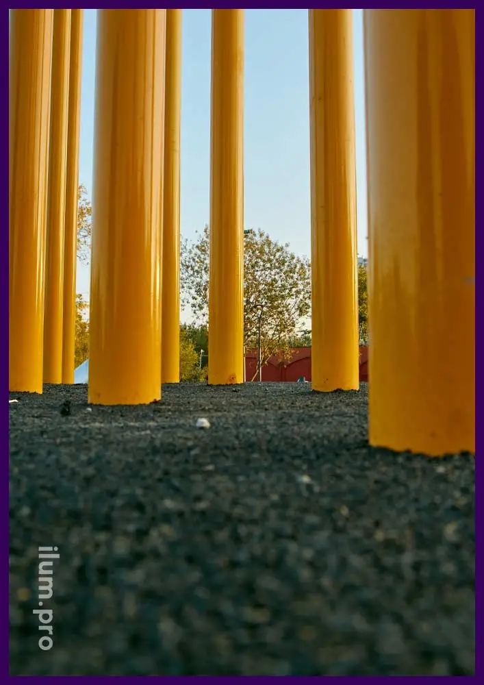 Жёлтые, металлические трубы - часть уличной фотозоны на детской площадке Канитель