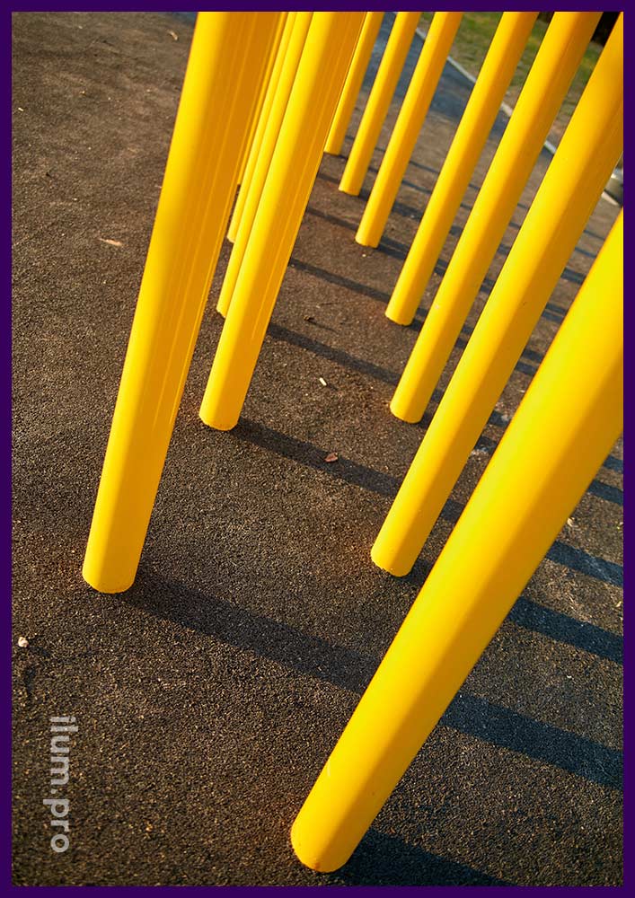 Жёлтые трубы на детской площадке в Москве
