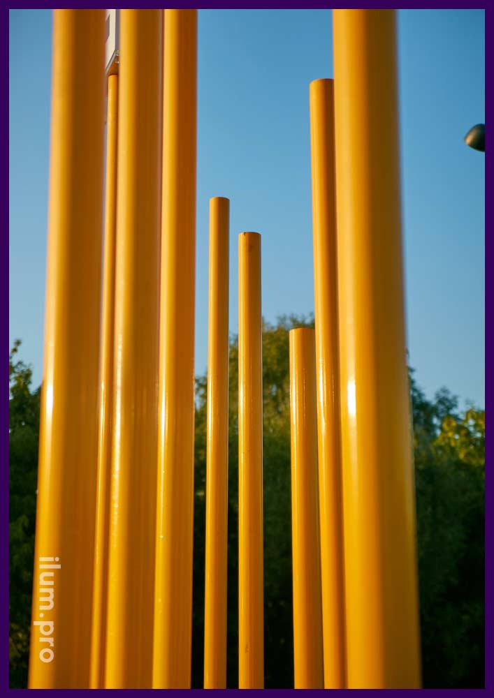 Трубы из окрашенные в жёлтый цвет на детской площадке Канитель