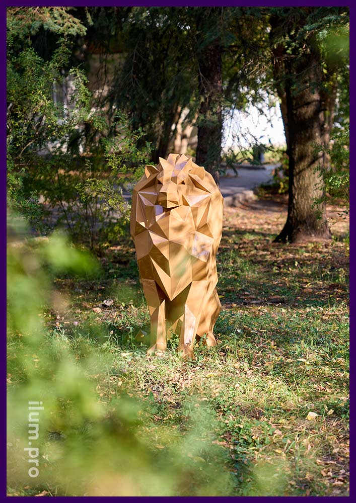 Скульптура сидящего льва светло-коричневого цвета в полигональном стиле