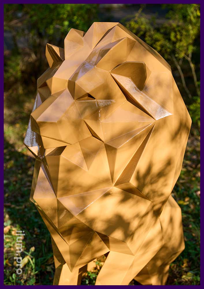 Полигональная скульптура сидящего льва из металла