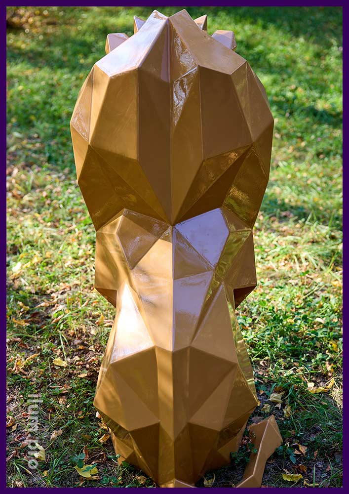 Фигура льва из металла - полигональный арт-объект в парке