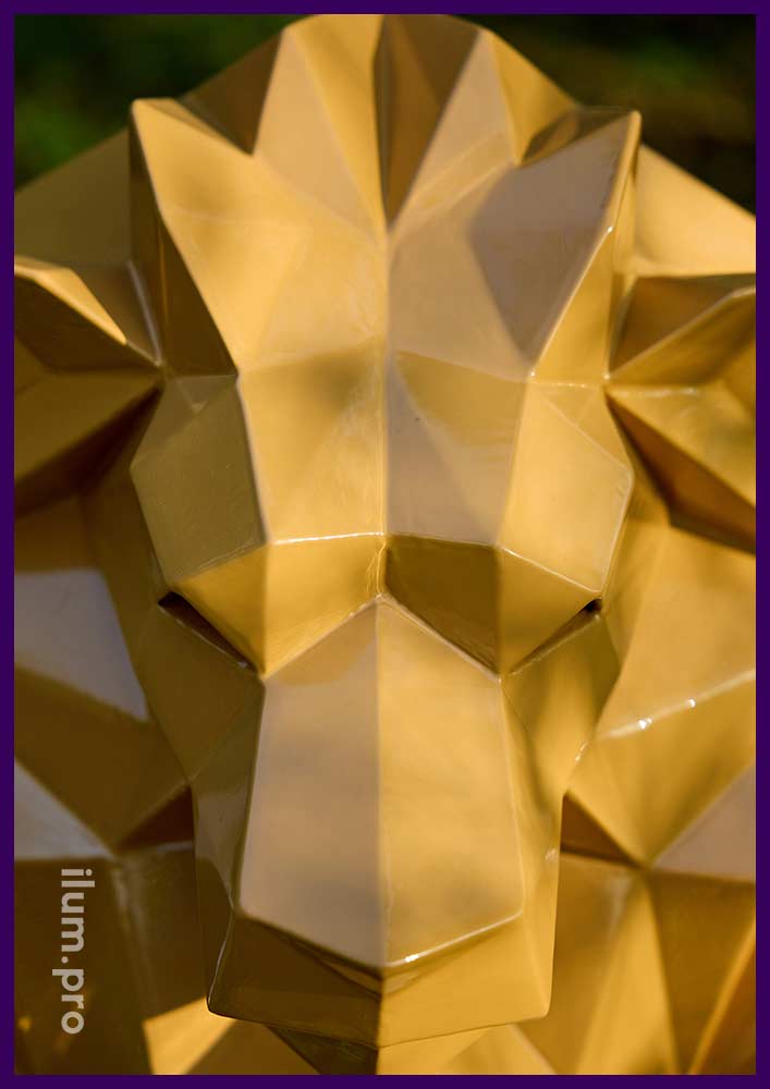 Полигональная скульптура льва золотистого цвета из металла