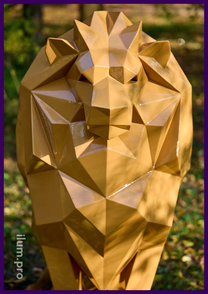Золотистая скульптура льва из металла - полигональный арт-объект в парке