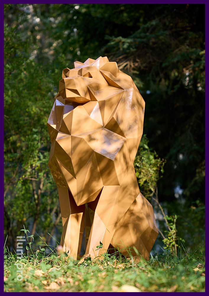 Лев из металла с порошковым окрашиванием, полигональная скульптура