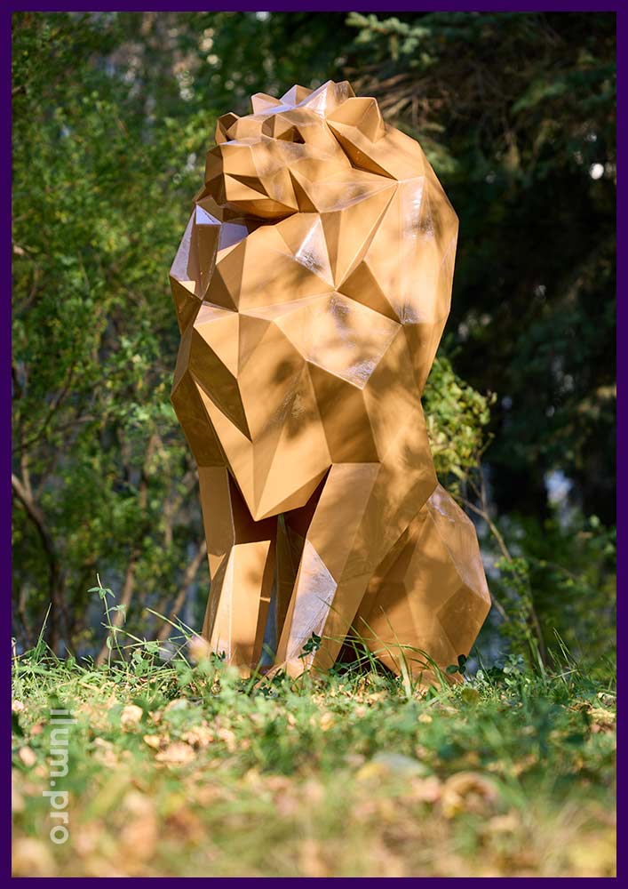 Сидящий лев в полигональном стиле - скульптура из металла