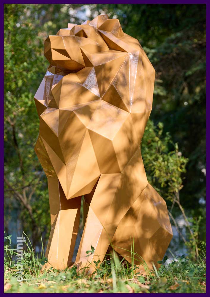 Сидящий лев - полигональная скульптура крашеного животного из стали