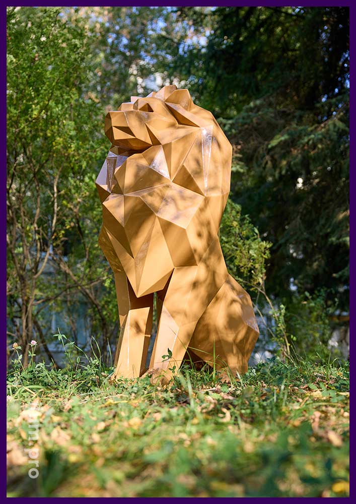 Карамельная фигура металлического льва в полигональном стиле