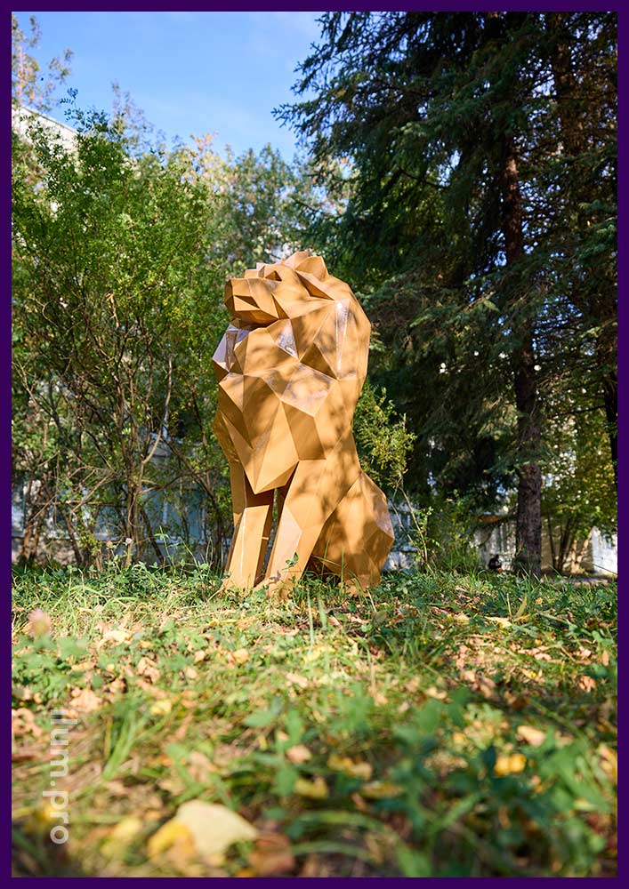 Сидящий лев из крашеной стали - полигональная фигура в парке
