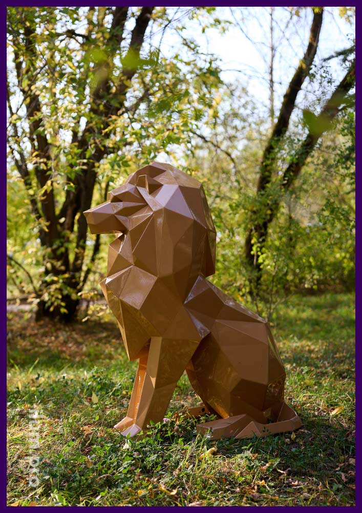 Лев - полигональная фигура животного из крашеного металла в парке