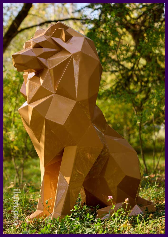 Золотистая скульптура сидящего льва в полигональном стиле