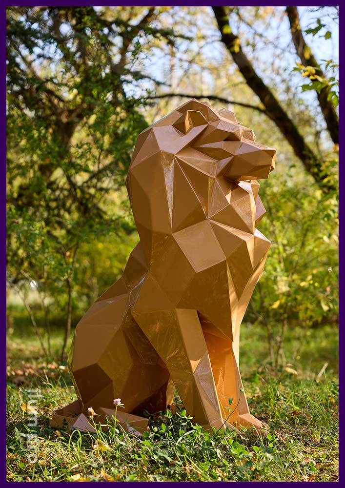 Золотистый арт-объект из металла, полигональный лев