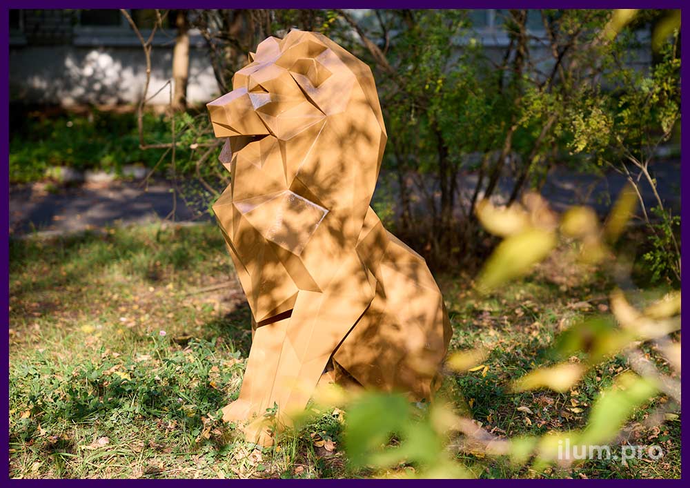 Металлическая полигональная фигура сидящего льва коричневого цвета