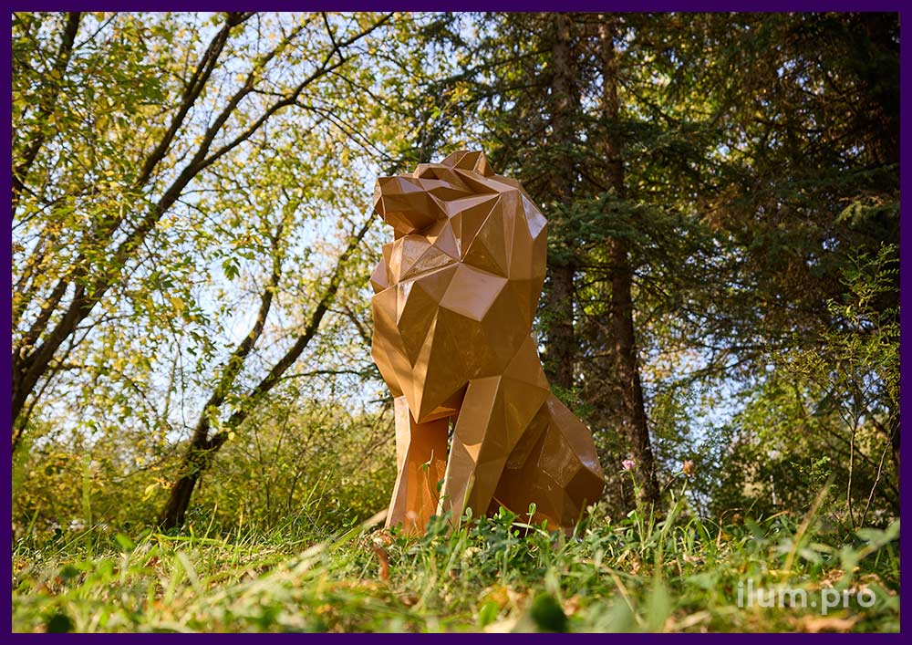 Металлическая скульптура льва в полигональном стиле