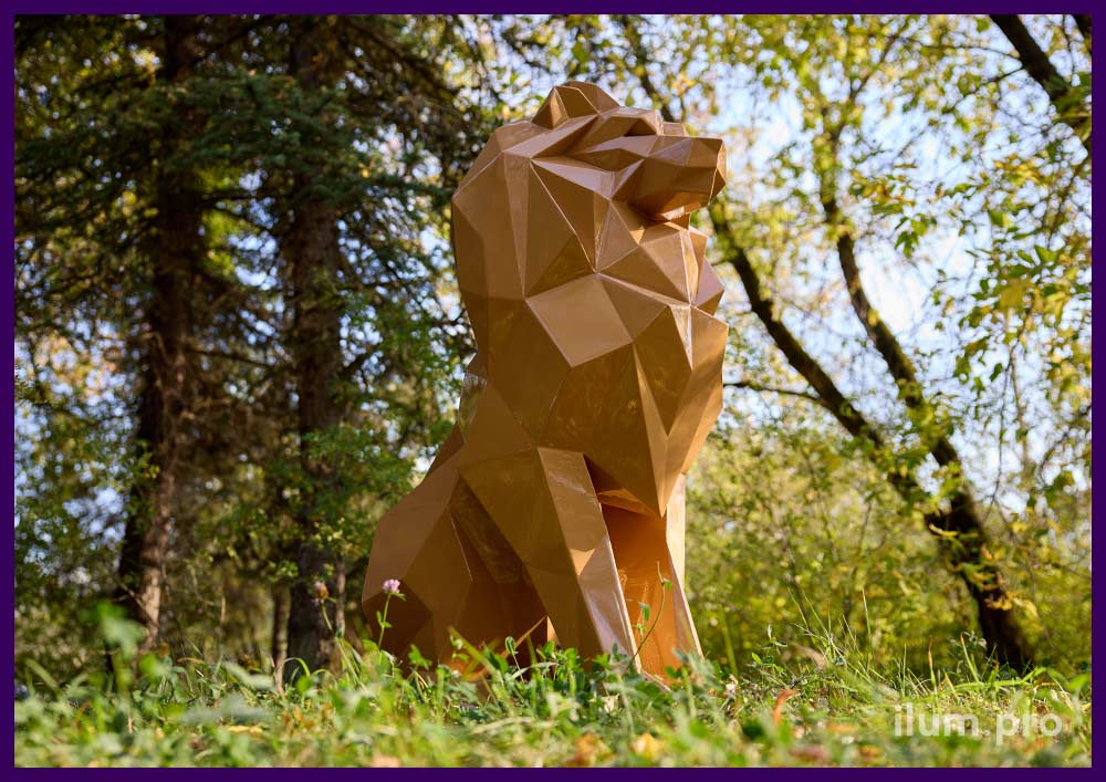 Скульптура сидящего льва из стали в полигональном стиле
