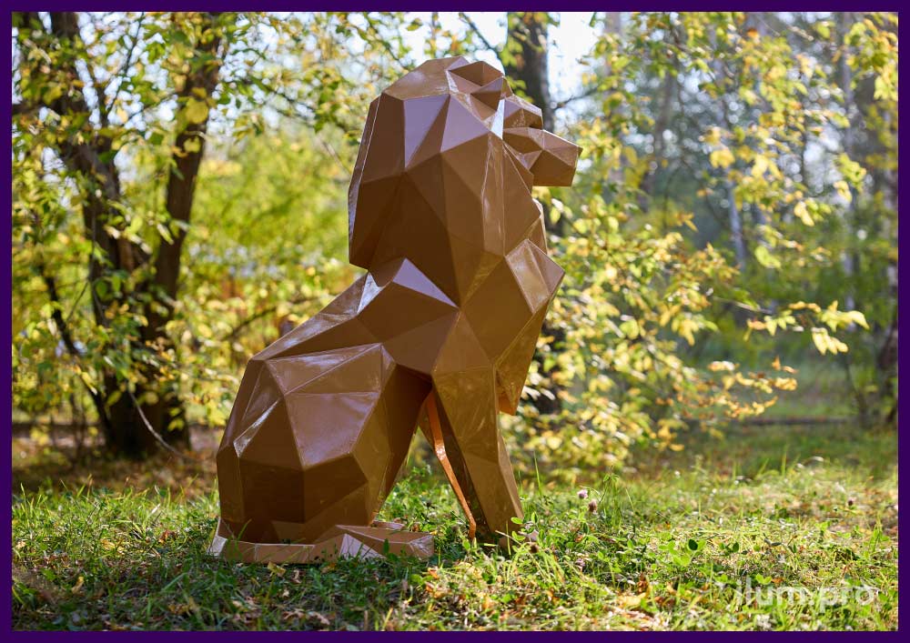 Лев полигональный - металлическая скульптура карамельного цвета в парке