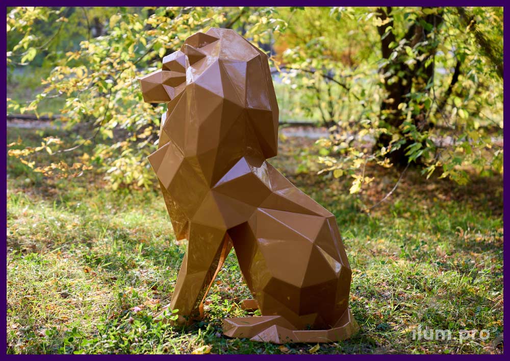 Сидящий полигональный лев карамельного цвета из металла