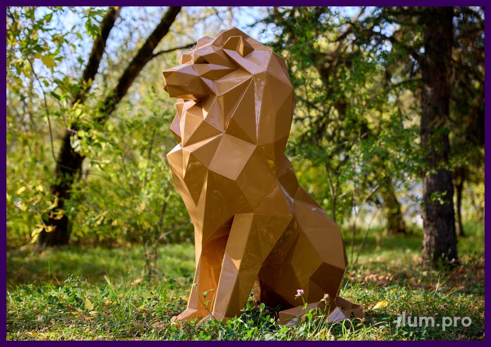 Скульптура металлического льва с крашеной в карамельный цвет, полигональной поверхностью