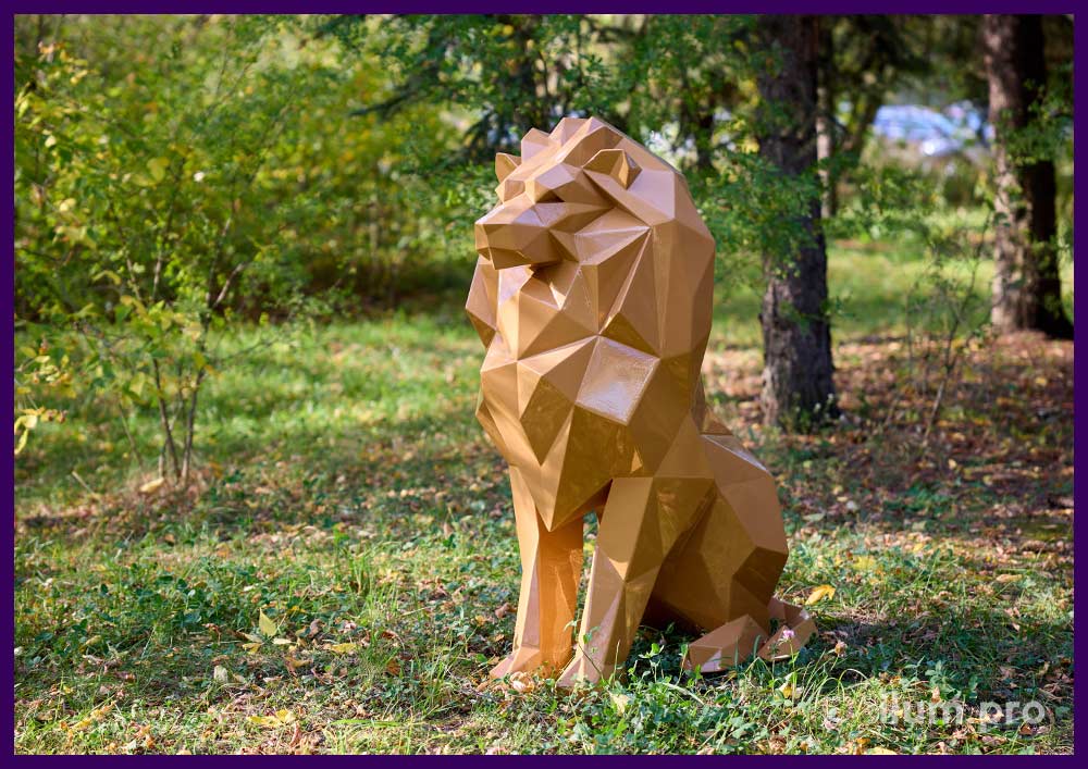 Сидящий лев - полигональная скульптура животного в городском парке