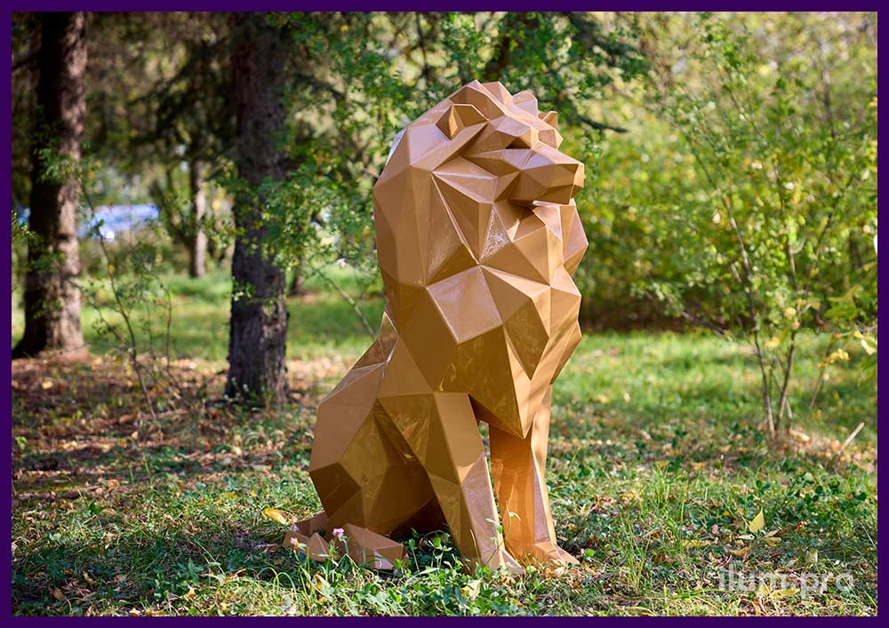 Карамельная фигура льва в полигональном стиле из крашеной стали