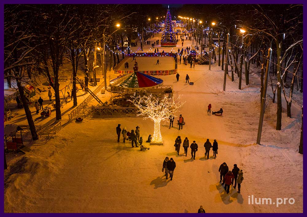 Новогодняя иллюминация тёпло-белого цвета в форме деревьев в парке