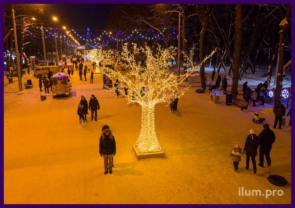Уличные, световые деревья тёпло-белого цвета в Рязани