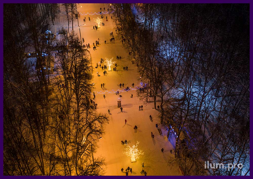 Декорации новогодние в виде светящихся деревьев с уличной иллюминацией
