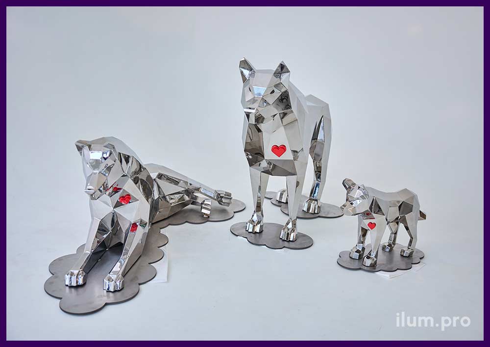 Три полигональные фигуры волка, волчицы и волчонка